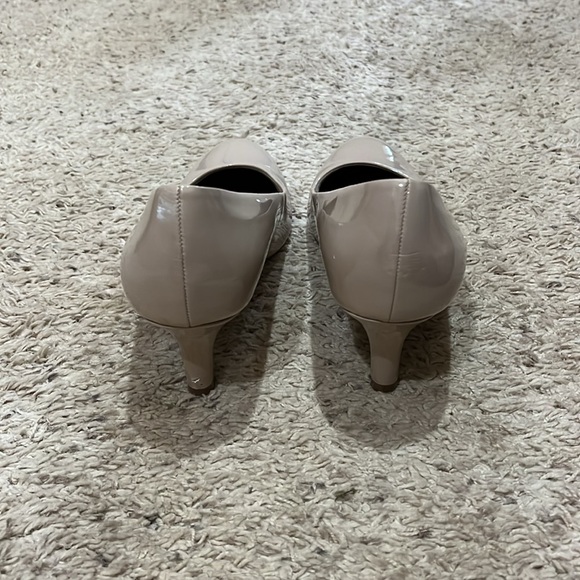 Lifestride soft system taupe heels, great for special occasions or work. Size 8 - Picture 3 of 4